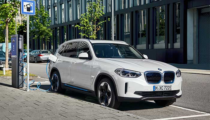 Yeni BMW iX3 34 dakikada şarj oluyor