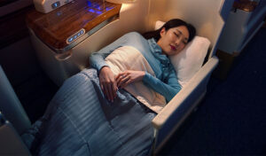 Emirates'ten Business Class yolcularına “uçak içi kıyafet” seti