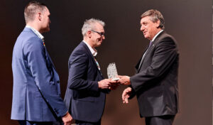 DAF Trucks Vlaanderen Factory of the Future ödülünü aldı. Bu ödül, Flaman Başbakanı Jan Jambon tarafından Westerlo fabrikasının İdari Direktörü Stijn Van Eyken'e verildi.