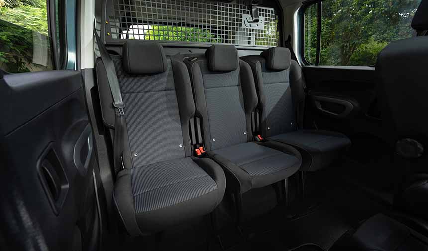 Yeni Dobloda arkada 3 kisi icin kullanisli ve rahat koltuklar