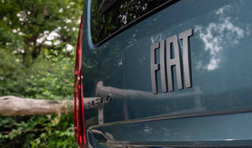 Yeni Dobloda belirgin giri FIAT logosu
