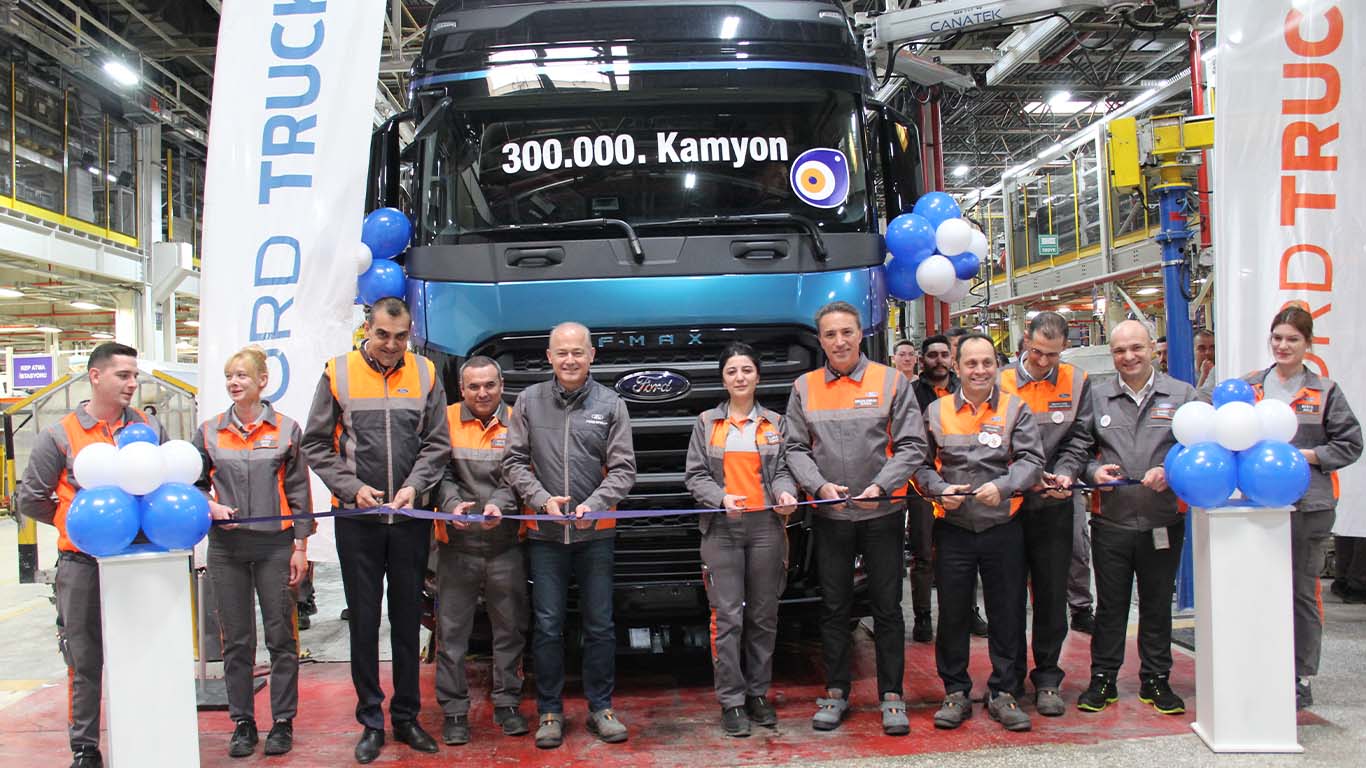 Ford Trucks 300 Bininci Kamyonunu Hattan İndirdi
