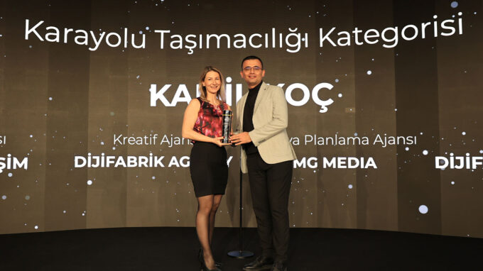 Düzenlenen törende Karayolu Taşımacılığı kategorisinde ‘Yılın İtibarlısı’ ödülünü, Kâmil Koç Otobüsleri İcra Kurulu Üyesi, Pazarlama ve Müşteri Deneyimi Direktörü Jan Sarıgül Işık ve Kâmil Koç Kurumsal İletişim ve Pazarlama Yöneticisi Sinan Yaman birlikte aldılar.