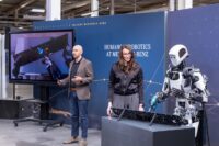 Yapay zeka, insansı robotlar ve yeni patentli üretim yöntemleri ile üretim süreçlerini yeniden tanımlıyor.