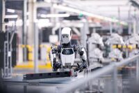 Mercedes-Benz, üretimde insansı robotları kullanma konusunda kararlı.