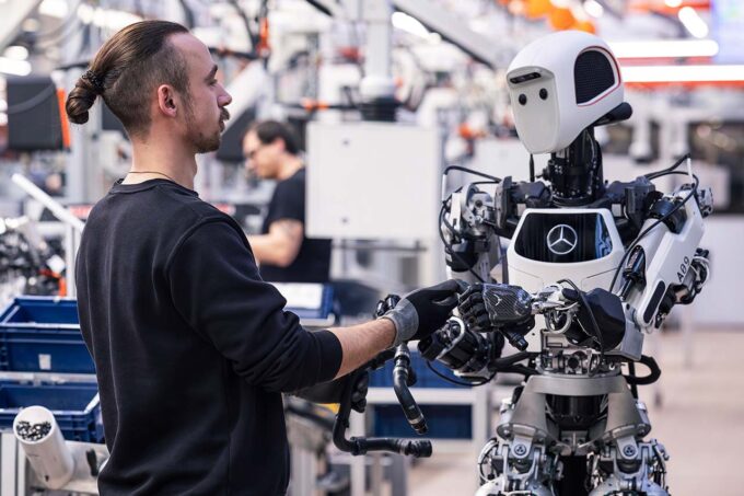 Mercedes yapay zeka ve insansı robotlarla üretim yapacak