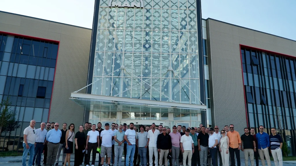 MAN 2025’in İlk Yarısını Değerlendirdi: Servis Ağında Kalite, Pazarda Güçlü Adımlar 8 Man Yetkili Servisleri Yetkilileri Toplu Halde