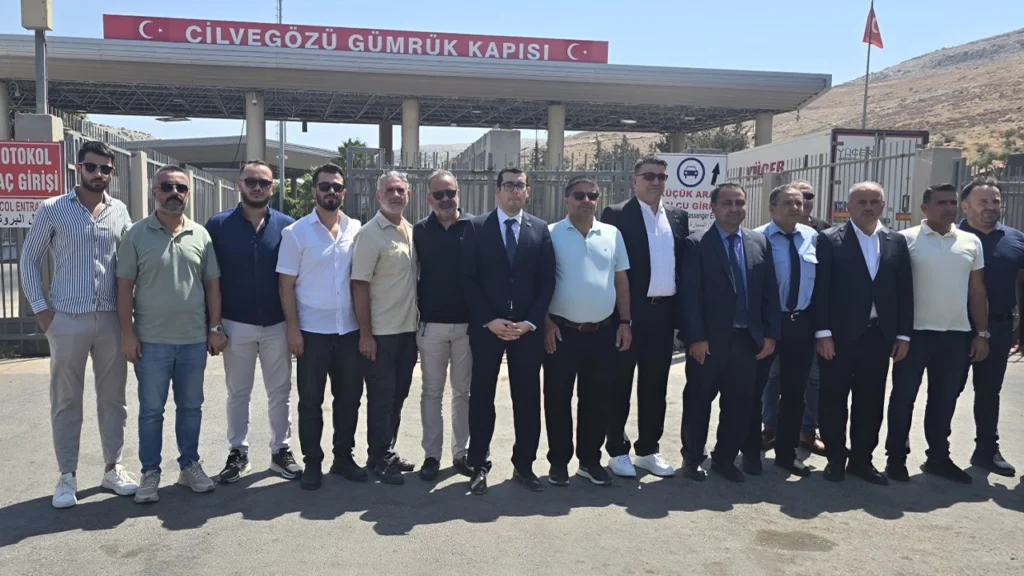 Turk TIRlari Suriyeye Tasimalara Basladi