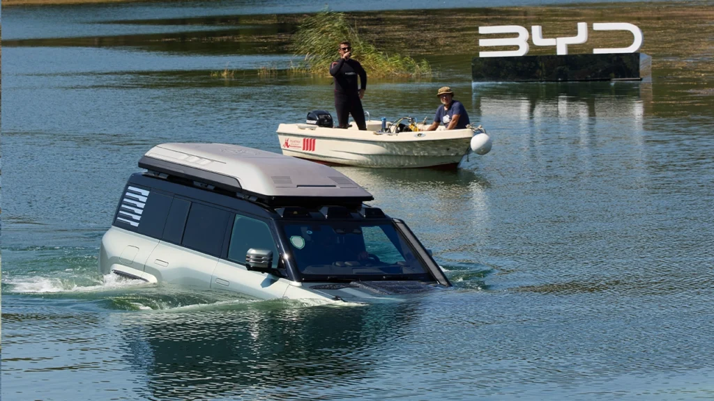 Avrupa’da İlk: BYD’nin U8 ve U9 Modelleri İstanbul’da Tanıtıldı 2 BYD YANGWANG U8 Suda da gidiyor