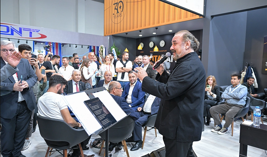 Kıta Logistics sanatla buluşan konseptiyle Logistech 2025 Fuarı’nın ilgi odağı oldu 2 Turk tenor Hakan Aysev