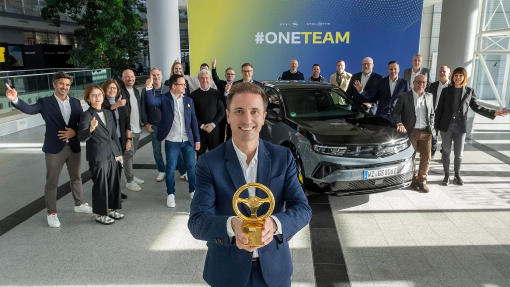 Opel Mokka GSE'ye Altın Direksiyon Ödülü! 2 Opel CEOsu Florian Huettl ve Mokkayi yaratan ekip