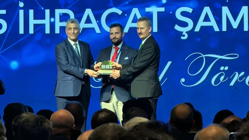 SYS Grup “Türkiye’nin en büyük özel sektör ateşli silah ihracatçısı” oldu 2 SYS Grup adina odul Is Gelistirme ve Pazarlama Muduru Gencay Gencer aldi