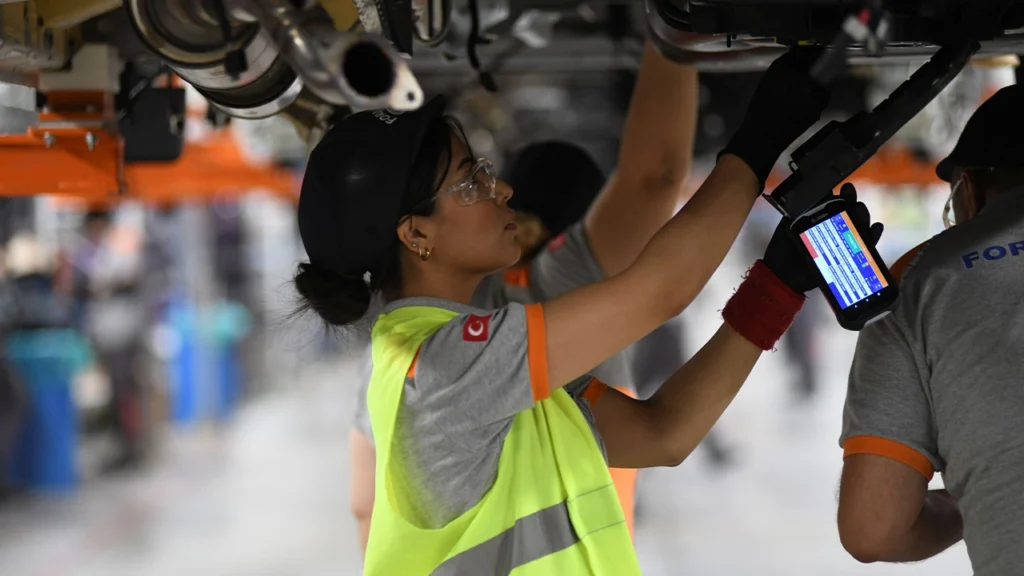 Fabrikada ayrica Transit Custom modelinin 1000den fazla farkli versiyonu 90dan fazla ihracat pazari icin uretiliyor