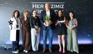 Mercedes-Benz Türk'ün “Her Kızımız Bir Yıldız” Programı 22. Yılını Kutluyor 6 Her kizimiz bir yildiz toplu fotograf
