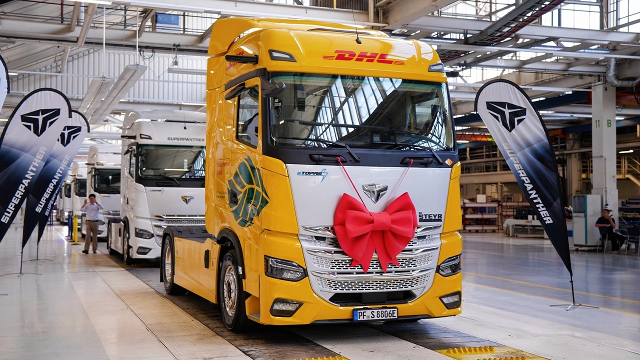 Avrupa'da üretilen ilk Çinli elektrikli çekici eTopas 600 DHL filosuna girdi 11 eTopas 600 Iki sarj baglantisi ayni anda kullanilabiliyor